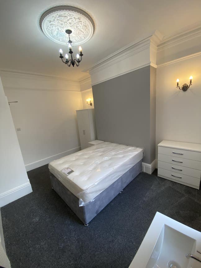 Double room to rent- excellent location WS1 Main Photo