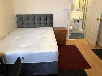 En-suite Double Bed Room near the train station. Main Photo