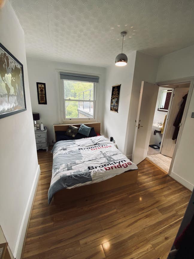 Idyllic Double Bedroom in a Large 3 Bedroom Flat Main Photo