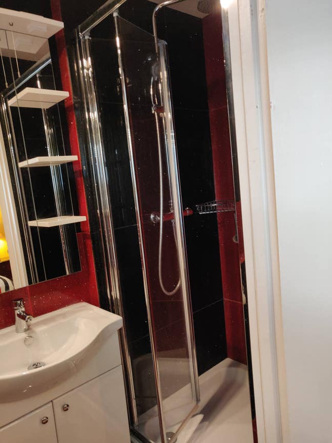 En-suite Double bedroom with car parking Main Photo