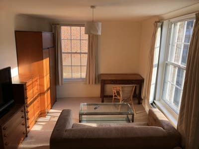 ABINGDON: double bed, sofa, desk, lots of space Main Photo