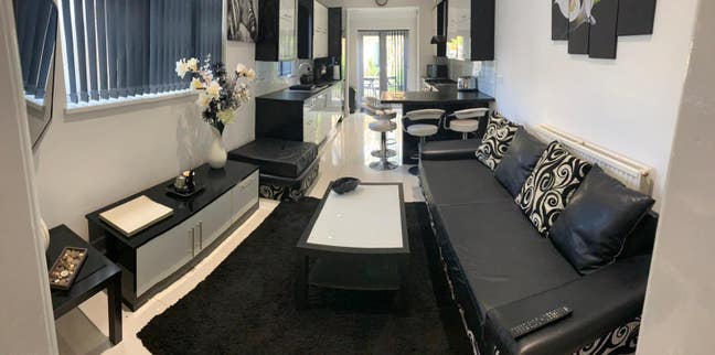 Super Room  - Luxury Stunning Avenues House  Main Photo