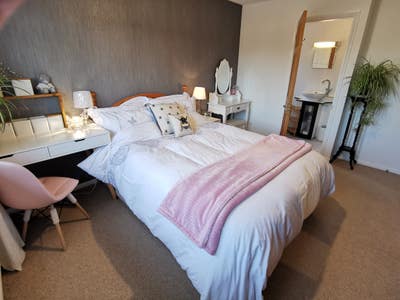 Huge En-Suite Room in Large Executive Home Main Photo