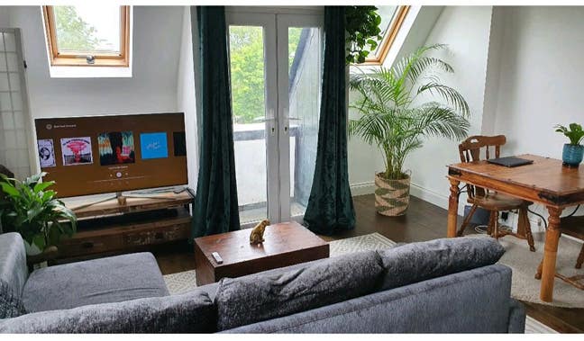 Room in light filled apartment Main Photo