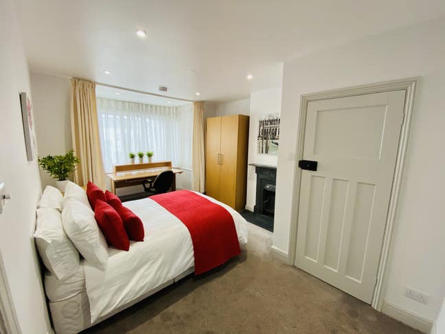 Large En-Suite Room in 5 Bed House Share Main Photo