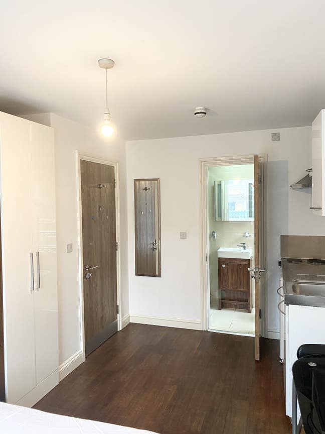 West Kensington: £ 1250 Studio Flat for Rent Main Photo