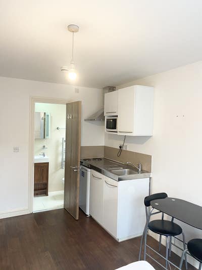 West Kensington: £ 1250 Studio Flat for Rent Main Photo