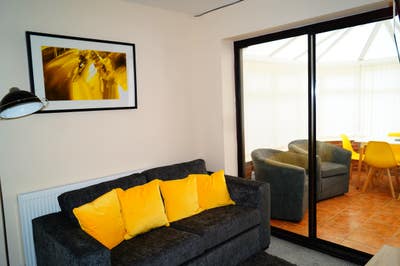 Bright & Modern Room | Quiet Neighborhood 🌿 Main Photo