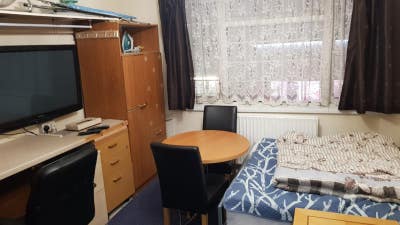 1 Large Bedroom Studio Flat - Furnished - Hounslow Main Photo