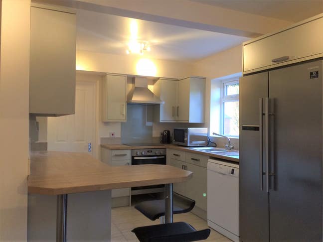 Large Double Ensuite Room - HP12 Main Photo