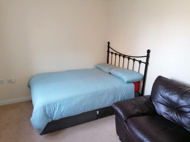 Large ensuite room in a family home  Main Photo