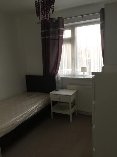 Single room in Limbury - FEMALE preferred Main Photo
