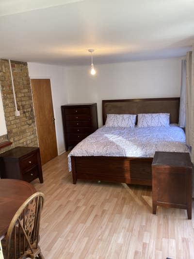 Big size studio flat in the heart of Esher  Main Photo