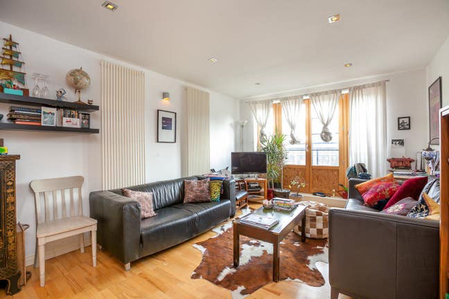 Great 2 Bed 2 Bath Apartment, off Brick Lane E1 Main Photo