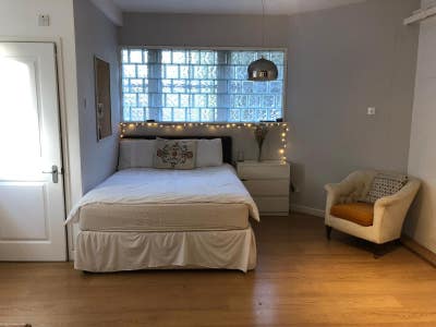 Large, light, quiet studio room with ensuite Main Photo