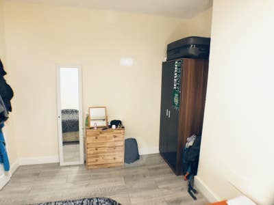 Double room in shared house Main Photo