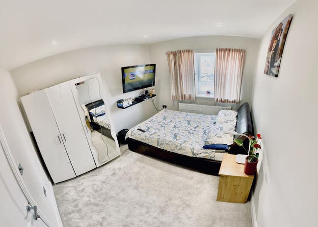 Large En-suite double room / Bills included  Main Photo