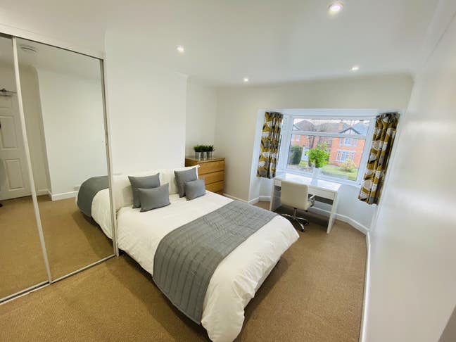 Double Room with off Road Parking Main Photo