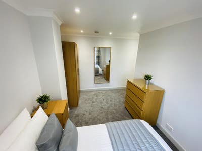 Large Room in Modern House with off Road Parking  Main Photo