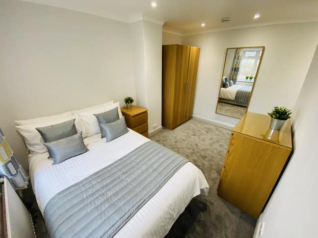 Large Room in Modern House with off Road Parking  Main Photo