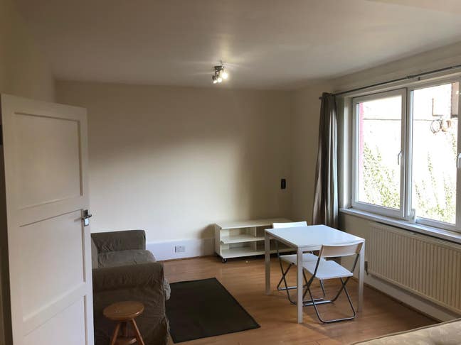 Studio flat in the heart of Southfields Main Photo