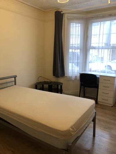 Room to let  in Slough town  Main Photo