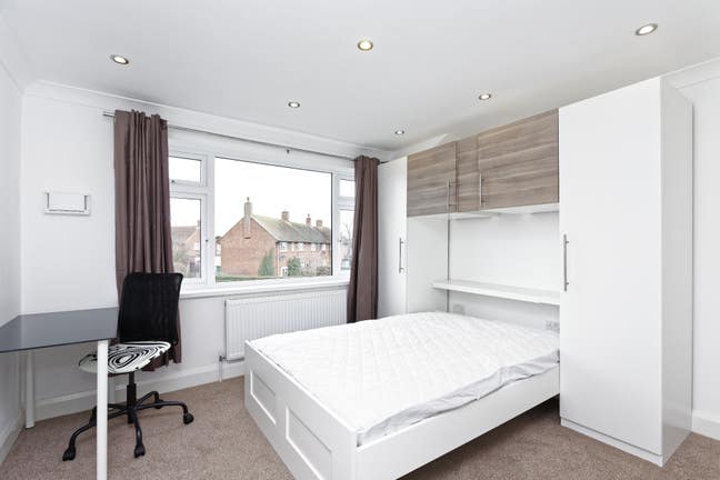 **New Ensuite Room** **Low Deposit** Main Photo