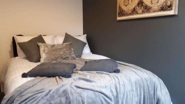 The LAST spacious room available now!! Main Photo