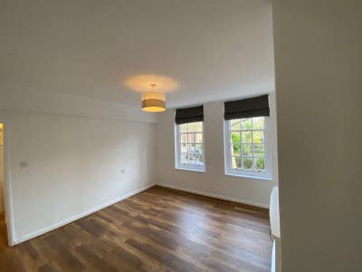 An unfurnished studio flat in prime location Main Photo
