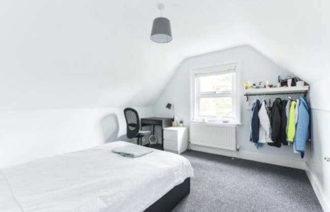 Lovely room  in Center of Grinstead town   Main Photo
