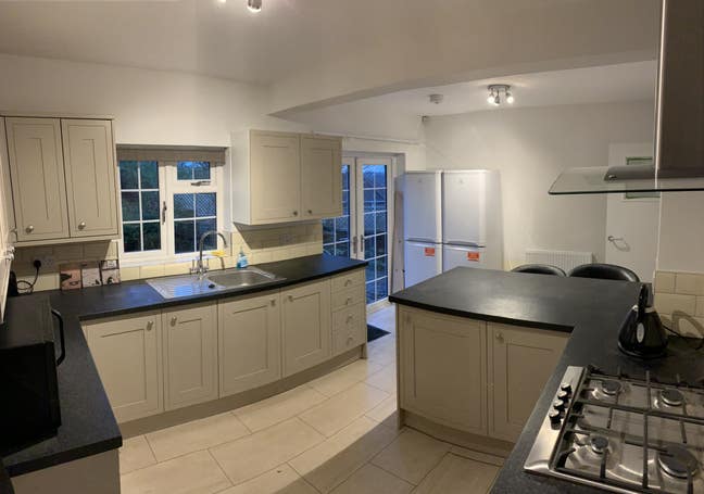 Double Room in High Spec House Nr City Main Photo