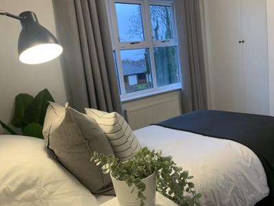 🏡 Stylish Room + Gated Parking | Bills Inc Main Photo