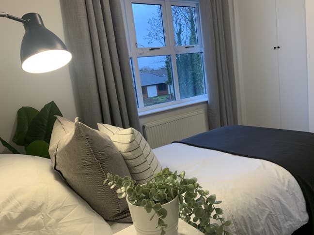 🏡 Stylish Room + Gated Parking | Bills Inc Main Photo