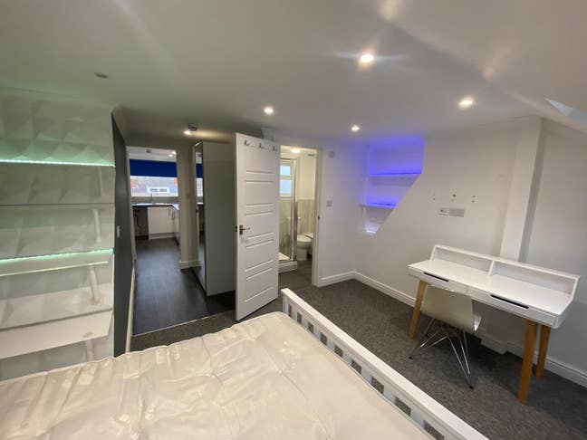 Fabulous Town Centre Studio - Couples Allowed! Main Photo