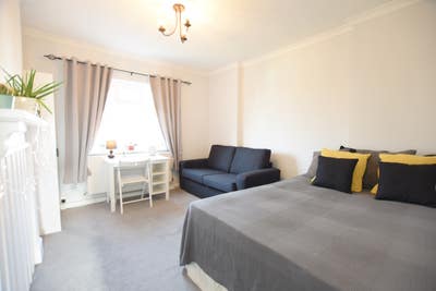 ** Spacious Room - at Acton Mainline ** Main Photo