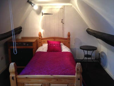 Spacious Single Room in Attic (Mon-Fri) Main Photo