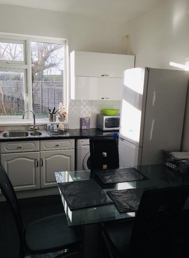 Large Newly decorated  Single Room with en-suite  Main Photo