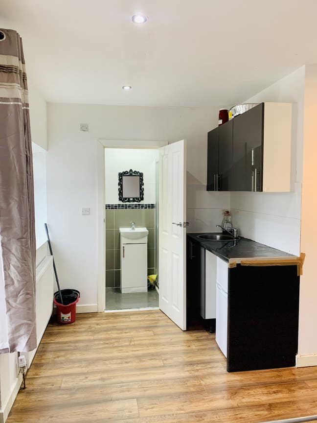 Large:  Ensuite with Kitchenette : All Bills inc  Main Photo
