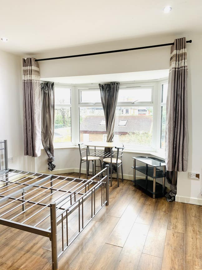 Large:  Ensuite with Kitchenette : All Bills inc  Main Photo