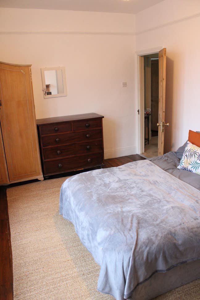 Room for rent in a Bright, Spacious & Clean House  Main Photo