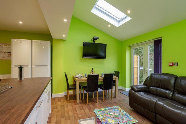 Large 8 Bedroom Student House  Main Photo