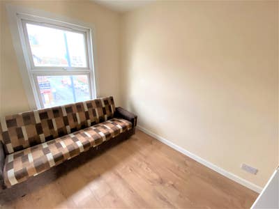 1 Ensuite Room £750 with Own Living Room Main Photo