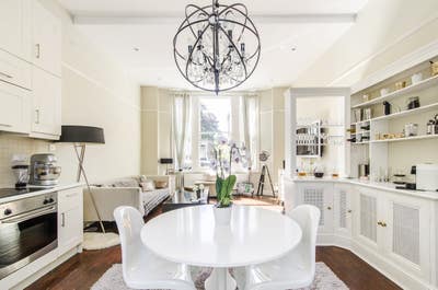 Stunning, high ceiling, garden & private parking Main Photo