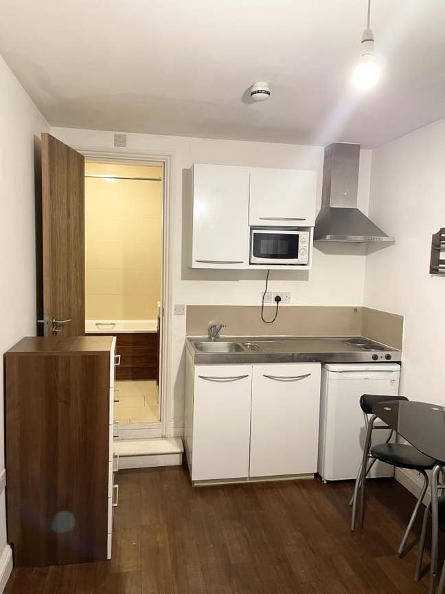 West Kensington: Self Contained Studio to Rent  Main Photo