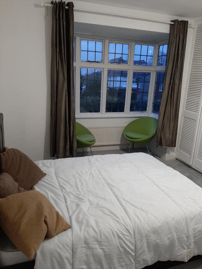 Large Double Room in Detached House Main Photo