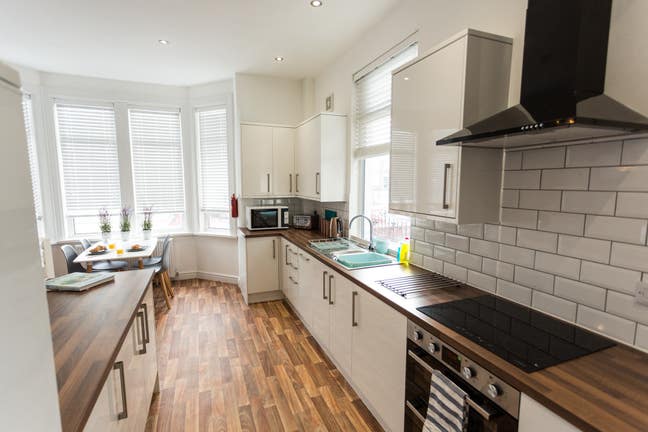 Beautiful Home - HUGE En-Suite Room  Main Photo