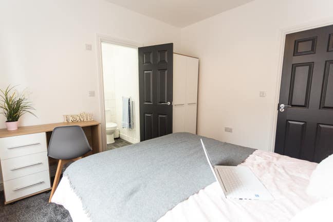 Beautiful Home - HUGE En-Suite Room  Main Photo