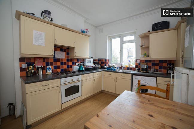 Single room to rent next to Shepherds Bush Station Main Photo