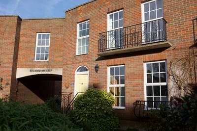 Beautiful light room in a house share  Main Photo