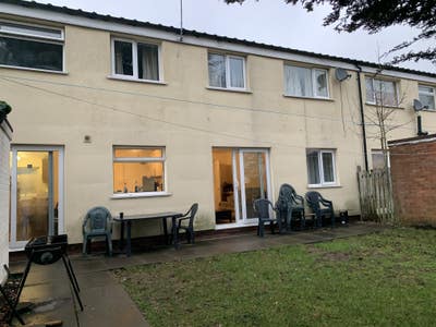 Single room available in an all-female house. Main Photo